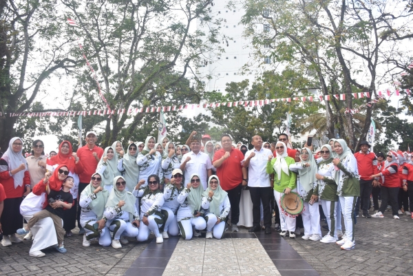 Pj Gubernur Sultra, Andap Budhi Revianto didampingi Kadis Tanak Sultra, LM Rusdin Jaya foto bersama peserta poreseni lingkup Diistanak Sultra