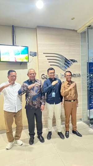 Wali Kota didampingi oleh Sekretaris Daerah Kota Baubau, La Ode Darus Salam, S.Sos., M.Si, serta Staf Khusus Wali Kota Baubau, Dr. Sunaryo Mulyo, MT saat audensi dengan Pimpinan PT Garuda Indonesia Tbk wilyah Kendari  Foto:Ist
