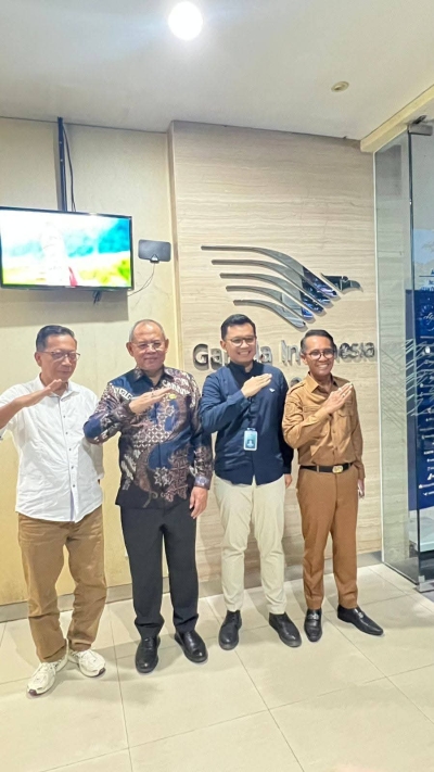 Wali Kota didampingi oleh Sekretaris Daerah Kota Baubau, La Ode Darus Salam, S.Sos., M.Si, serta Staf Khusus Wali Kota Baubau, Dr. Sunaryo Mulyo, MT saat audensi dengan Pimpinan PT Garuda Indonesia Tbk wilyah Kendari  Foto:Ist
