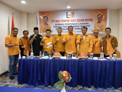 Ketua DPD Partai Hanura Sultra, H.Fajar Ishak Daeng Jaya dan Korwil IX DPP Partai Hanura foto bersama 