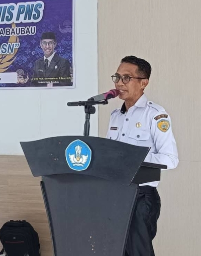 Sekda Kota Baubau, La Ode Darus Salam saat membuka kegiatan bimtek ASN. 