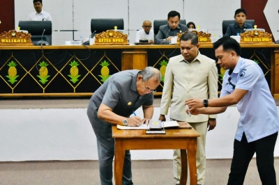Penandatanganan persetujuan dua Ranperda oleh Walikota Baubau, H. Yusran Fahim, SE dan Ketua DPRD Kota Baubau Ardin Jufri. ST
