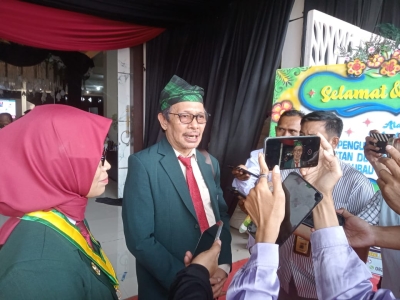 Ketua IDI Sultra, dr. La Ode Rabiulawal didampingi Ketua IDI Baubau saat sesi wawancara bermain wartawan usai pelantikan