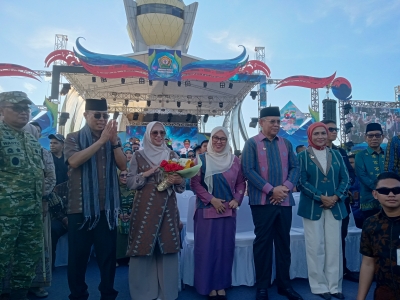 Gubernur Sultra H. Andi Sumangerukka, didampingi Wali Kota Baubau H. Yusran Fahim, SE, Wakil Wali Kota Baubau Ir. Wa Ode Hamsinah Bolu, M.Sc., serta Ketua TP PKK Kota Baubau Hj. Aryati Yusran saat menerima kontingen Kota Baubau