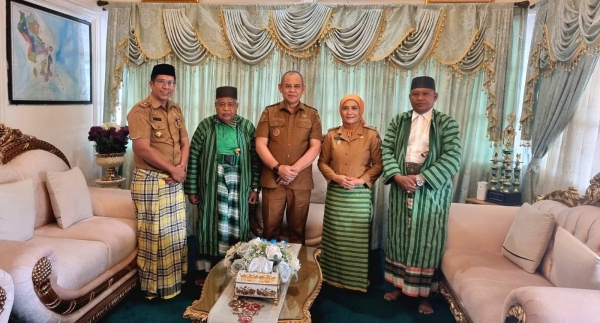 Wali Kota Baubau, H.Yusran Fahim (tengah), Wawali Wa Ode Hamsinah Bolu didampingi Kadis Pariwisata dan Kebudayaan saat menerima perangkat mesjid Keraton di Rujab Baubau