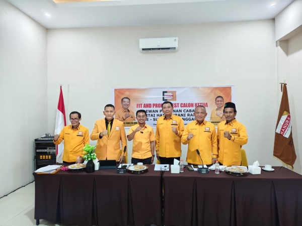 Tim fit and Propertest Partai Hanura bersama salah calon Ketua DPC Hanura Kota Baubau, Noor Gemilang Siradja usai wawancara