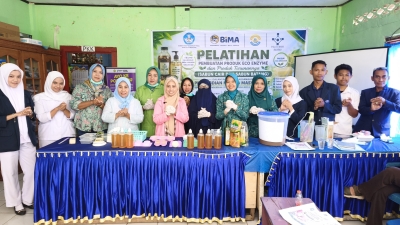 Tim PKM Politeknik Baubau dan PKK Bone-bone menunjukan hasil produksi Sabun cair serbaguna dan sabun mandi batang berbahan utama eco enzim