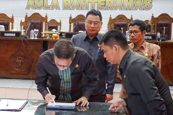 Ketua DPRD Sultra, Abdurahman Shaleh saat menandatangani  dokumen Perubahan KUA PPAS Tahun 2023 didampingi Wakil Ketua, Herry Asiku dan Nursalam Lada