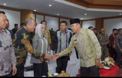 Wali Kota Baubau, H.Yusran Fahim dan Wawali, Wa Ode Hamsinah Bolu saat disalami Gubernur Sultra, Andi Sumangerukka saat mengikuti rakor anti korupsi. foto Ist