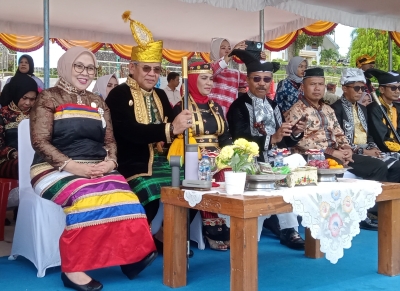 Wali Kota Baubau, H.Yusran Fahim didampingi Wakil Wali Kota, Wa Ode Hamsinah Bolu dan Ketua TP PKK,Ny.Hj. Ariyanti Yusran saat peringatan Hardiknas di Pelataran Kantor Wali Kota Baubau Palagimata