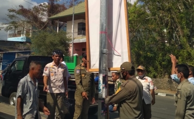 Penertiban Baliho Caleg dan Cagub di Beberapa sudut Kota Baubau