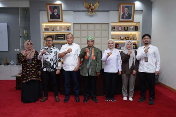 Wali Kota Baubau, H Yusran Fahim saat menerima staf khusus Wapres RI di ruang kerjanya