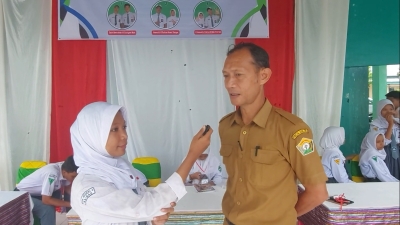 Kepala SMAN 3 Baubau La Ode Mustafa, S.Pd usai mengikuti kegiatan Debat Calon ketua OSIS SMAn 3 Baubau Senin (11/11/2024)