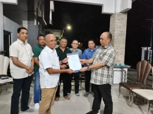 Rahman Pua saat menerima mandat sebagai karateker Ketua KONI Buton dari Ketua Umum KONI Sultra, Andi Ady Aksar