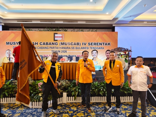 LM Sumarlin  saat menerima bendera pataka sebagai tanda resmi pimpin DPC Hanura Buton