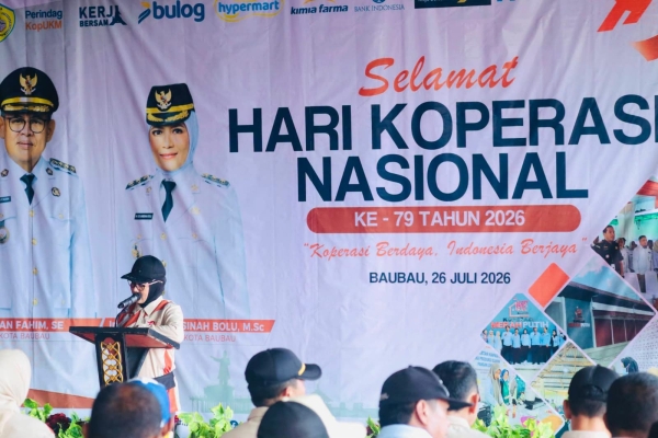 Wakil Wali Kota Baubau, Wa Ode Hamsinah Bolu saat membacakan sambutan Menteri Koperasi RI