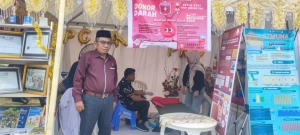 Dekan FKIP Unsultra, DR. Anidi saat mematau pelaksanaan donor darah