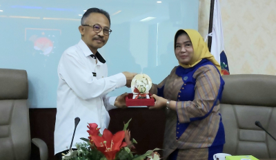 Ketua TP PKK Kota Baubau Serahkan Cinderamata kepada Dirjend Bina Pemerintahan Desa Kemendagri Dr. Eko Prasetyanto, M.Si usai kegiatan audiensi di Jakarta Rabu (30/11) Foto : Bardin