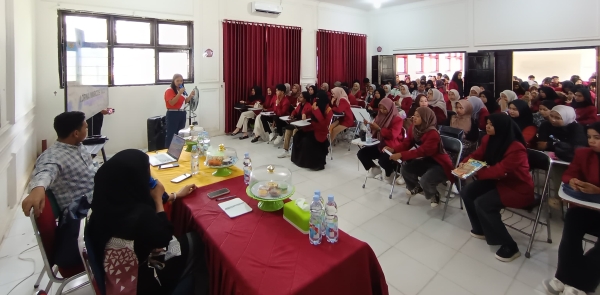 Suasana kuliah tamu internasional yang diikuti mahasiswa di FKIP Unsultra