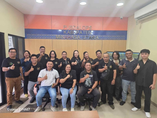 Plt Ketua PWI Minut, Deibby Malongkade (tengah) barisan depan 