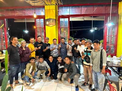 Bacagub Sultra Jurni S.Si, berpose dengan wartawan Baubau