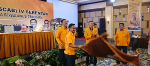 Noor Gemilang Siradja saat menerima bendera pataka Partai Hanura