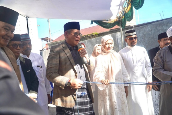 Wali Kota Baubau, H.Yusran Fahim dan Wawali, Wa Ode Hamsinah Bolu saat menyerahkan sapi kurban presiden kepada masyarakat 