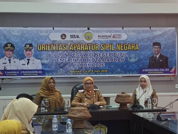 Wakil Wali Kota Baubau, Wa Ode Hamsinah Bolu saat membuka orientasi CPNS 